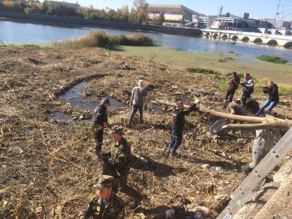 В Челябинске впервые за 30 лет начали чистить реку Миасс 1 В Челябинске впервые за 30 лет начали чистить реку Миасс 1