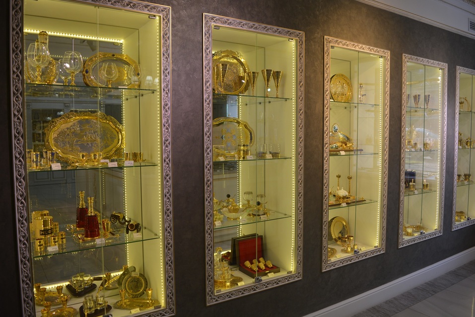 стеклянный шкафчик для коллекции. витрина для сувенирной продукции в музее. стеклянные витрины для коллекций. шкаф для статуэток. витрина для сувениров.