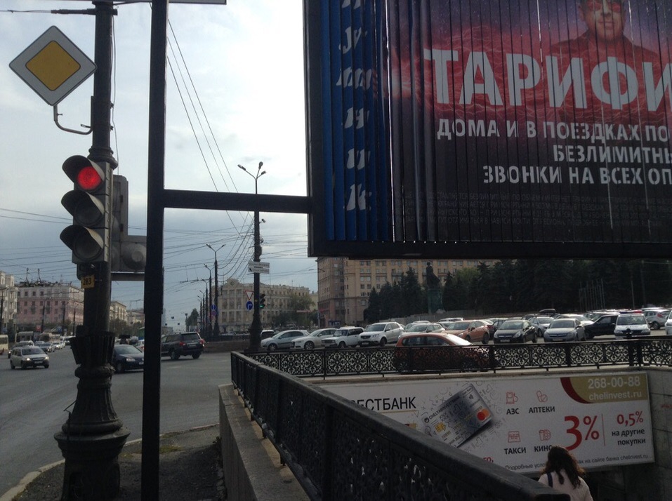 В Челябинске площадь Революции очистили от рекламных щитов 2 В Челябинске площадь Революции очистили от рекламных щитов 2