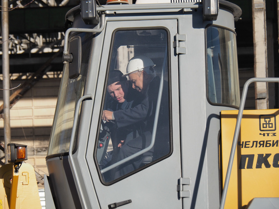 Челябинские бульдозеры восстановят дороги и мосты в Сирии
1 Челябинские бульдозеры восстановят дороги и мосты в Сирии
1