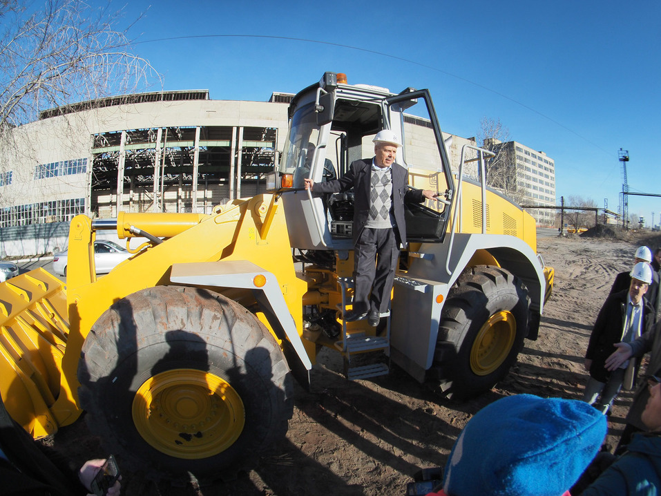 Челябинские бульдозеры восстановят дороги и мосты в Сирии
2 Челябинские бульдозеры восстановят дороги и мосты в Сирии
2