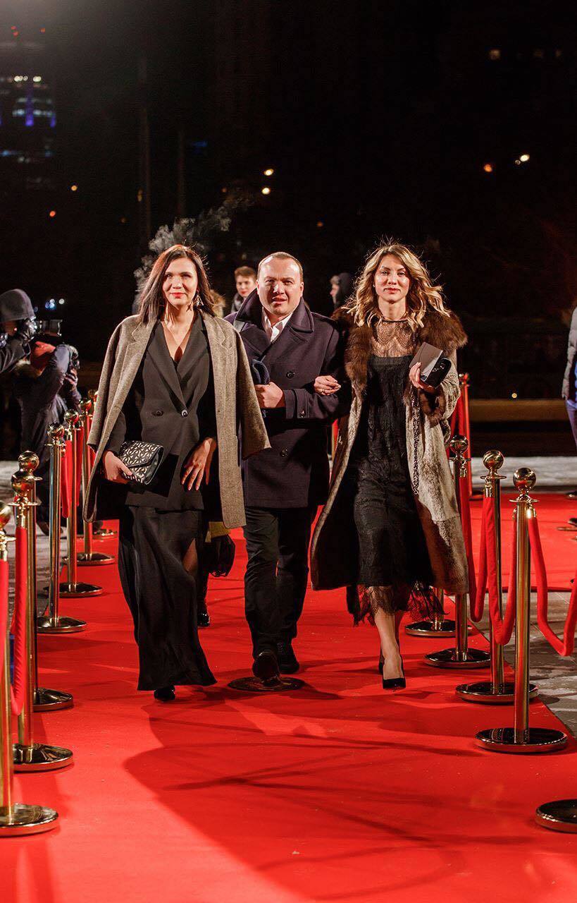 «Почти Black tie». Каким трендам следовали гости премии «Человек года — 2018» / ФОТО 16 «Почти Black tie». Каким трендам следовали гости премии «Человек года — 2018» / ФОТО 16