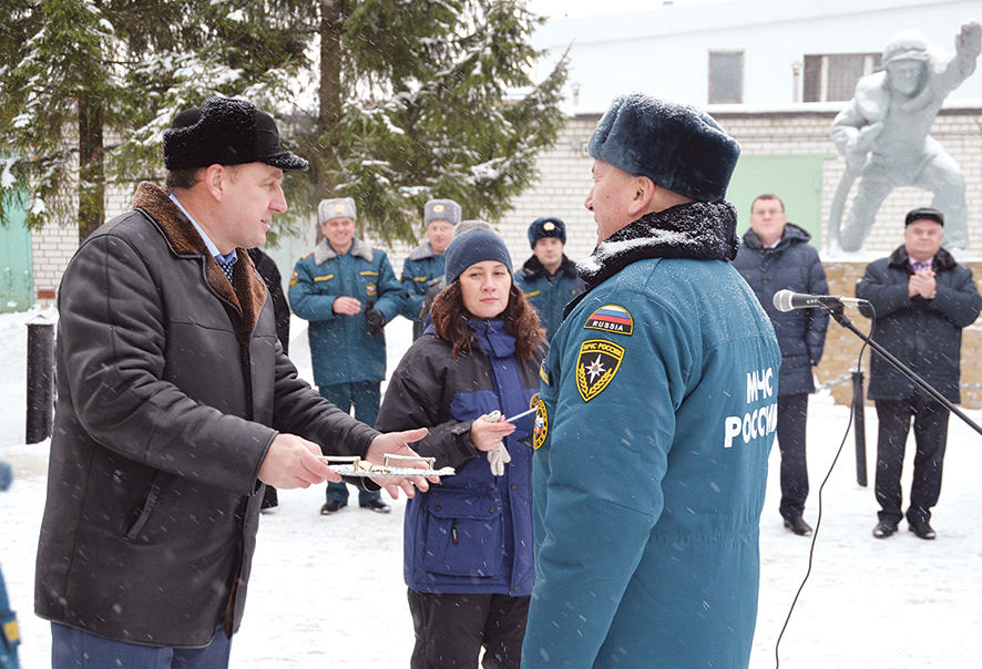 Автомобиль - лучший подарок. Главный инженер АПЗ вручил ключ от пожарной машины 1 Автомобиль - лучший подарок. Главный инженер АПЗ вручил ключ от пожарной машины 1