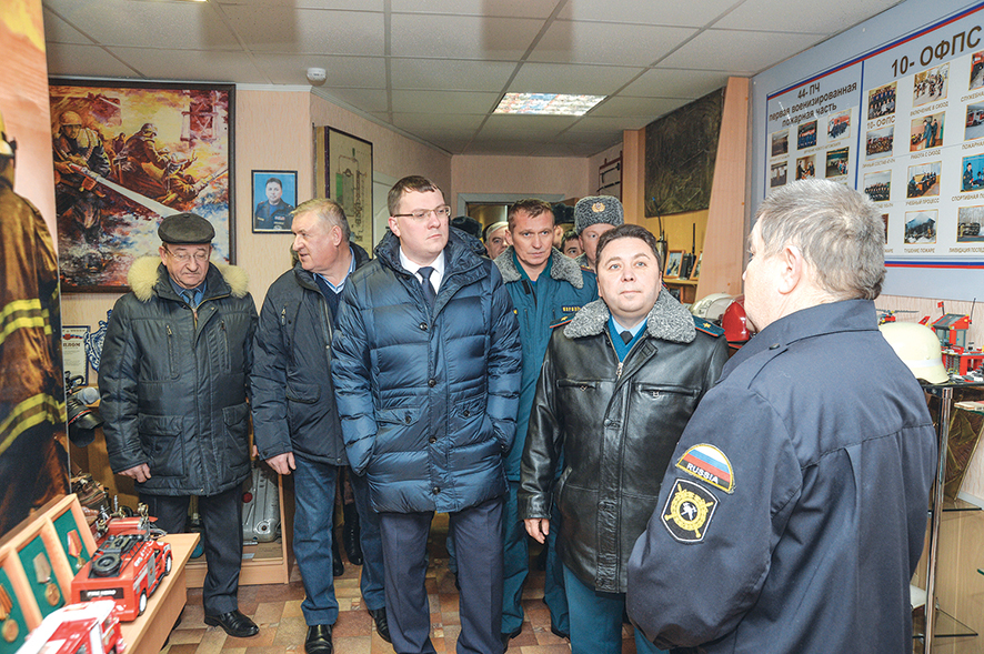 Автомобиль - лучший подарок. Главный инженер АПЗ вручил ключ от пожарной машины 2 Автомобиль - лучший подарок. Главный инженер АПЗ вручил ключ от пожарной машины 2