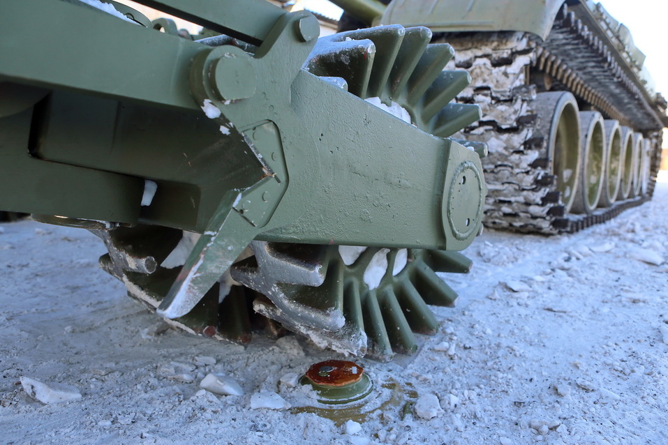 Суровость зашкаливает: челябинские тракторы смогут преодолевать минные поля 3 Суровость зашкаливает: челябинские тракторы смогут преодолевать минные поля 3