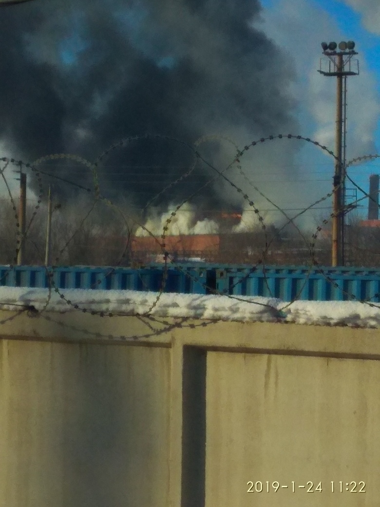 В Магнитогорске загорелось здание крупнейшего завода 2 В Магнитогорске загорелось здание крупнейшего завода 2