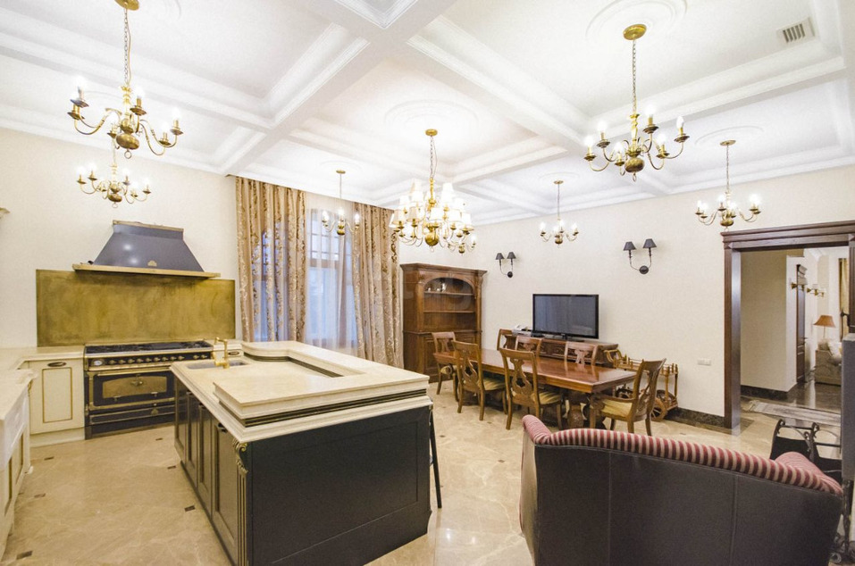 Кто-то важный уезжает. В Екатеринбурге продают роскошный коттедж в элитном поселке 2 Кто-то важный уезжает. В Екатеринбурге продают роскошный коттедж в элитном поселке 2