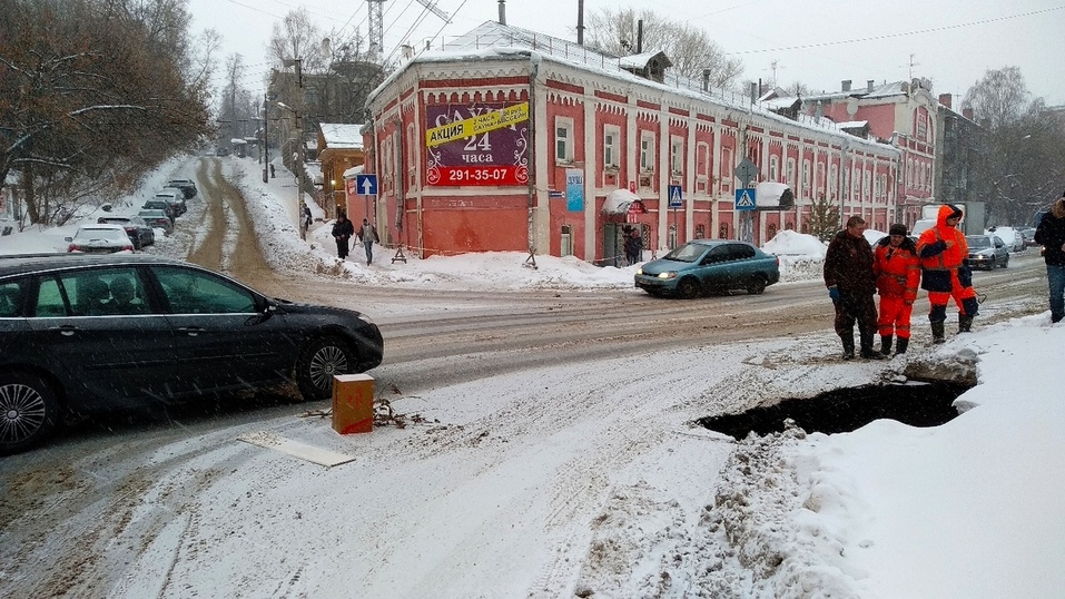 Осторожно! В центре Нижнего Новгорода образовался трехметровый провал 2 Осторожно! В центре Нижнего Новгорода образовался трехметровый провал 2