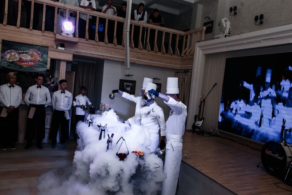 Сибирская гильдия удивила гостей кулинарным шоу и национальными блюдами разных стран.
3 Сибирская гильдия удивила гостей кулинарным шоу и национальными блюдами разных стран.
3