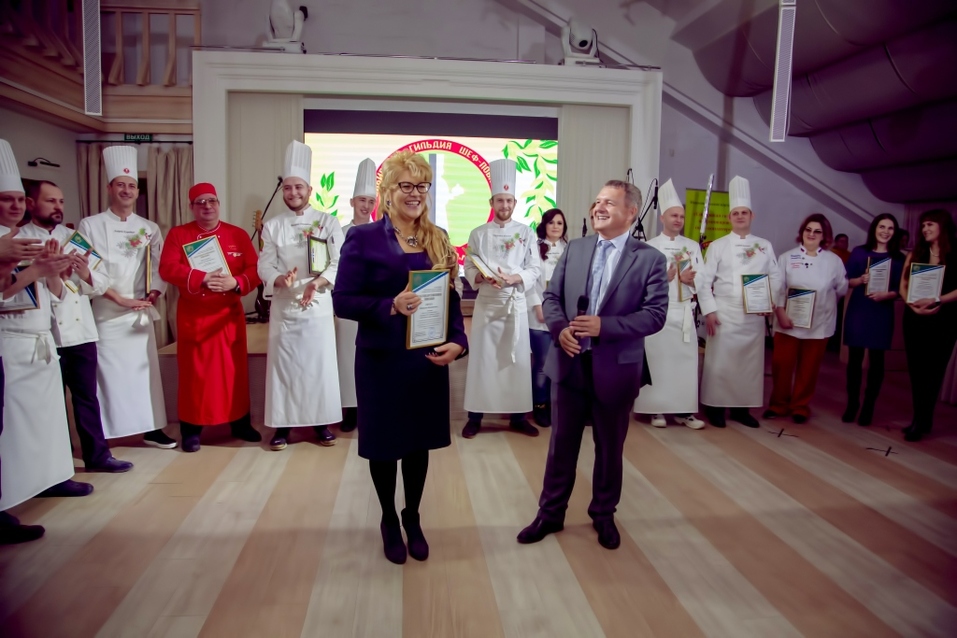 Сибирская гильдия удивила гостей кулинарным шоу и национальными блюдами разных стран.
1 Сибирская гильдия удивила гостей кулинарным шоу и национальными блюдами разных стран.
1