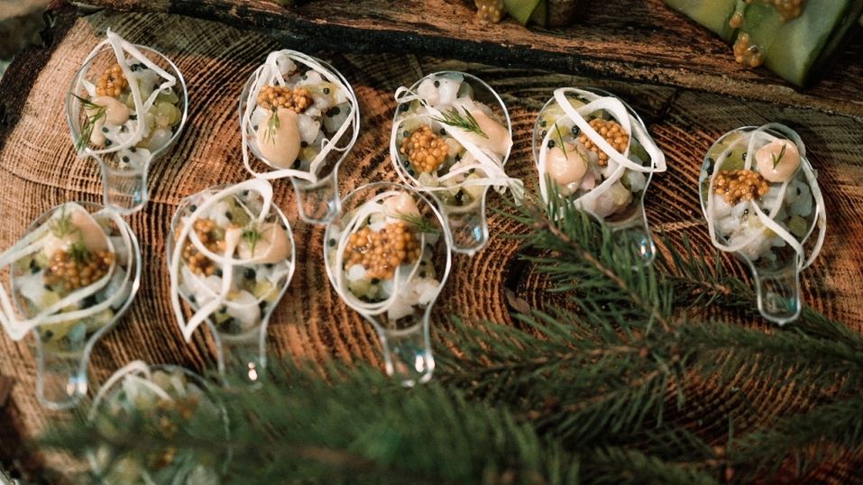 Сибирская гильдия удивила гостей кулинарным шоу и национальными блюдами разных стран.
2 Сибирская гильдия удивила гостей кулинарным шоу и национальными блюдами разных стран.
2