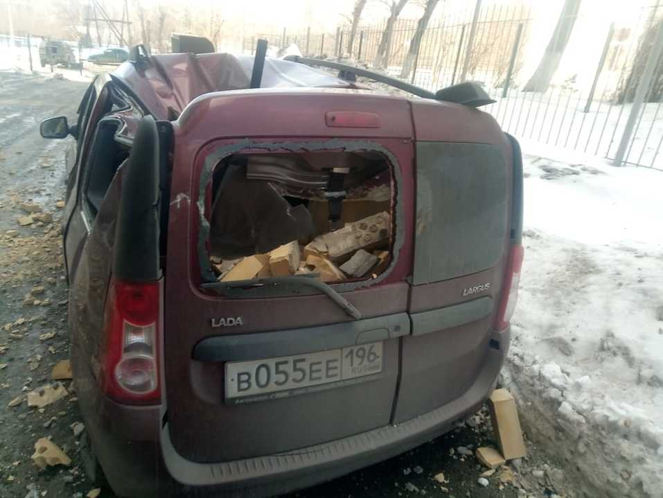 В Екатеринбурге у торжественно сданного долгостроя обвалилась часть стены 2 В Екатеринбурге у торжественно сданного долгостроя обвалилась часть стены 2