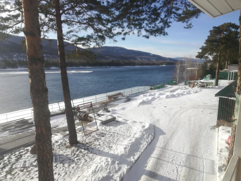 В Красноярске продают огромный коттедж с собственной пристанью 1 В Красноярске продают огромный коттедж с собственной пристанью 1