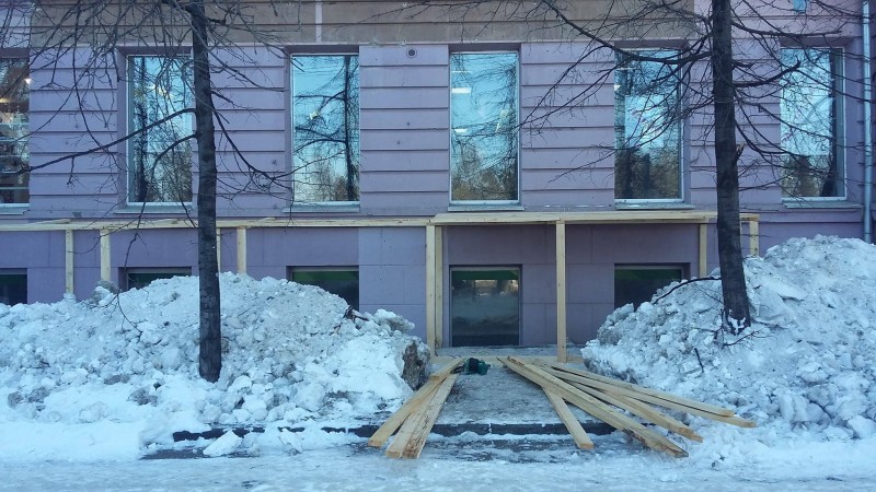 «Нельзя уродовать!» В центре Челябинска бизнесмен прорубает дверь в историческом здании 1 «Нельзя уродовать!» В центре Челябинска бизнесмен прорубает дверь в историческом здании 1