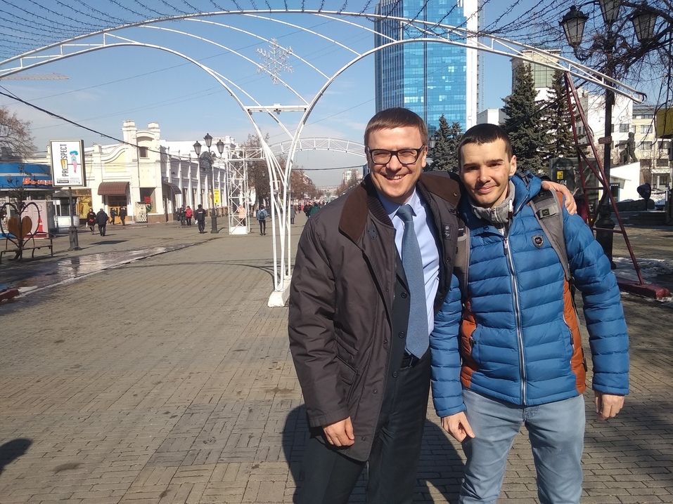 «Можно Вас за руку подержать?» Текслер пообщался с дольщиками, стоявшими у правительства 1 «Можно Вас за руку подержать?» Текслер пообщался с дольщиками, стоявшими у правительства 1