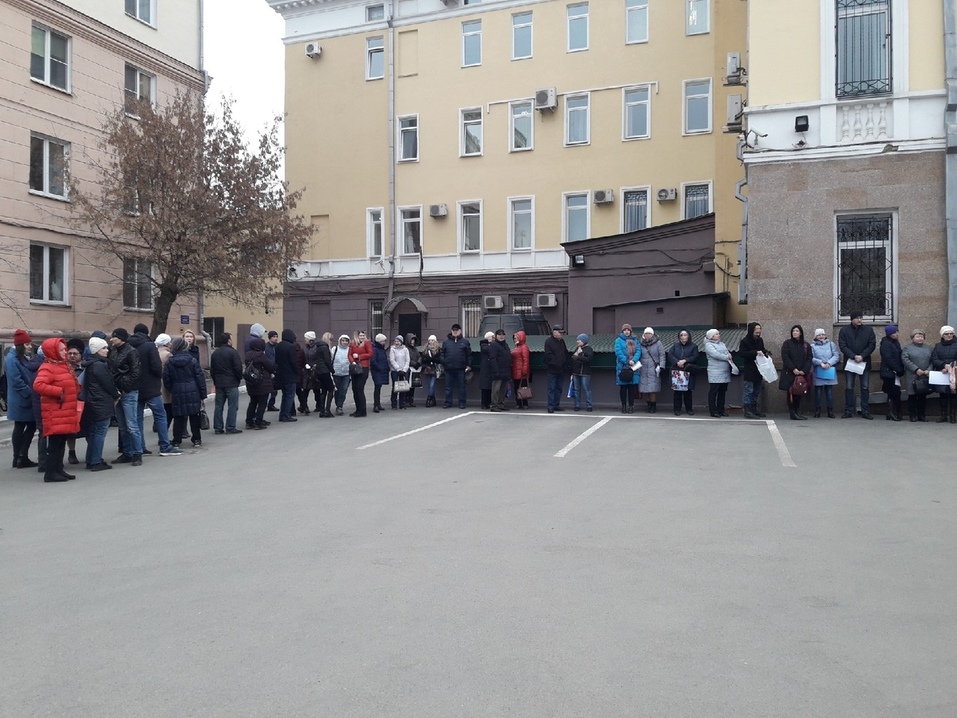 В Челябинске дольщики окружили здание правительства 1 В Челябинске дольщики окружили здание правительства 1