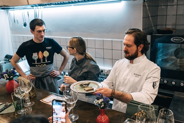 Ни стейков, ни овощей, ни культуры. Егор Уваров о ресторанном бизнесе в Нижнем Новгороде
1 Ни стейков, ни овощей, ни культуры. Егор Уваров о ресторанном бизнесе в Нижнем Новгороде
1