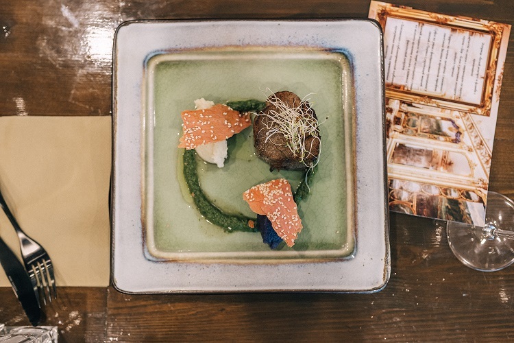 Ни стейков, ни овощей, ни культуры. Егор Уваров о ресторанном бизнесе в Нижнем Новгороде
6 Ни стейков, ни овощей, ни культуры. Егор Уваров о ресторанном бизнесе в Нижнем Новгороде
6