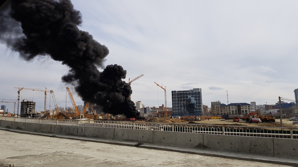 На стройке возле конгресс-холла в Челябинске произошел пожар. ФОТО 1 На стройке возле конгресс-холла в Челябинске произошел пожар. ФОТО 1