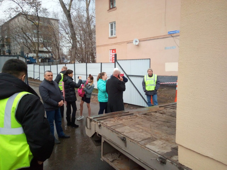 Конфликт обострился. Противники строительства гостиницы преградили путь технике 1 Конфликт обострился. Противники строительства гостиницы преградили путь технике 1