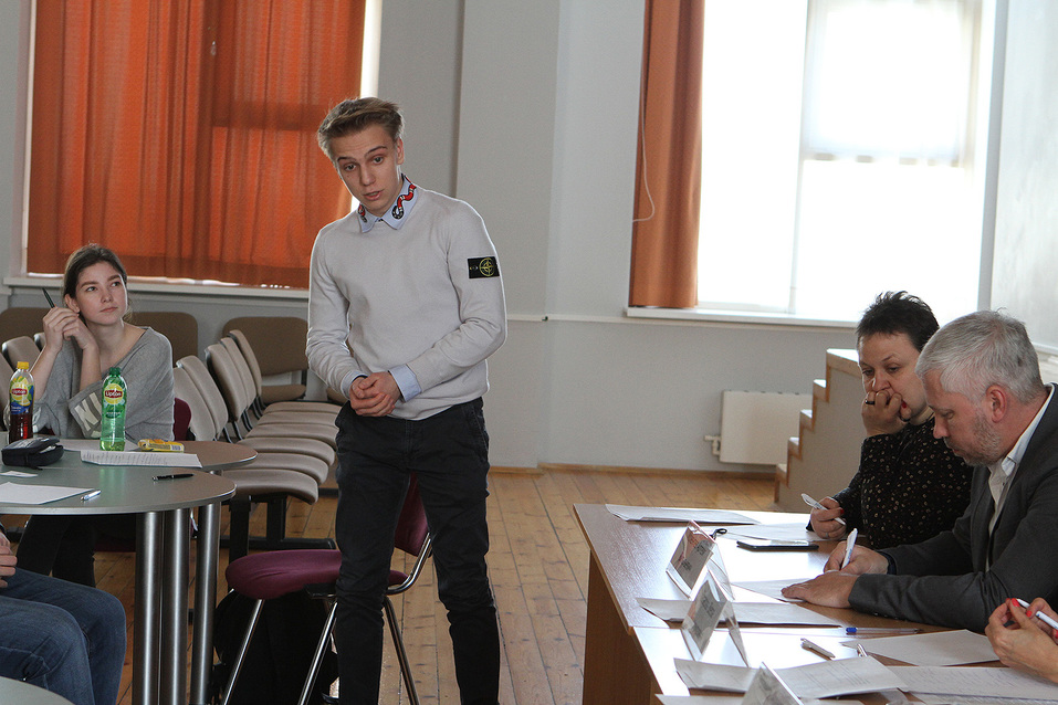 «Нужно закрыть Макдональдс в ответ на санкции США». О чем спорят школьники Урала 4 «Нужно закрыть Макдональдс в ответ на санкции США». О чем спорят школьники Урала 4