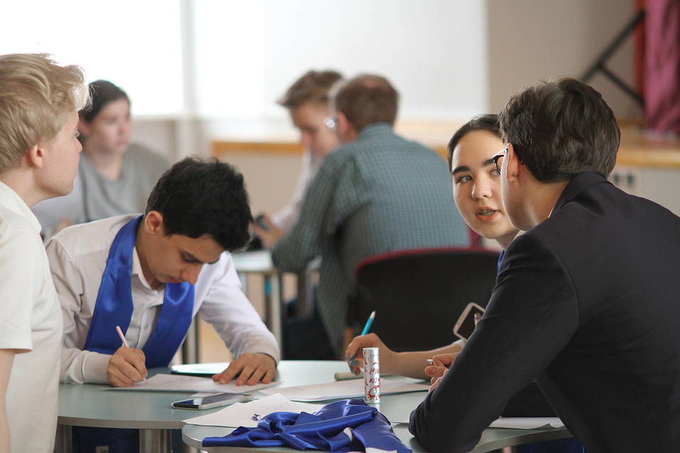 «Нужно закрыть Макдональдс в ответ на санкции США». О чем спорят школьники Урала 9 «Нужно закрыть Макдональдс в ответ на санкции США». О чем спорят школьники Урала 9