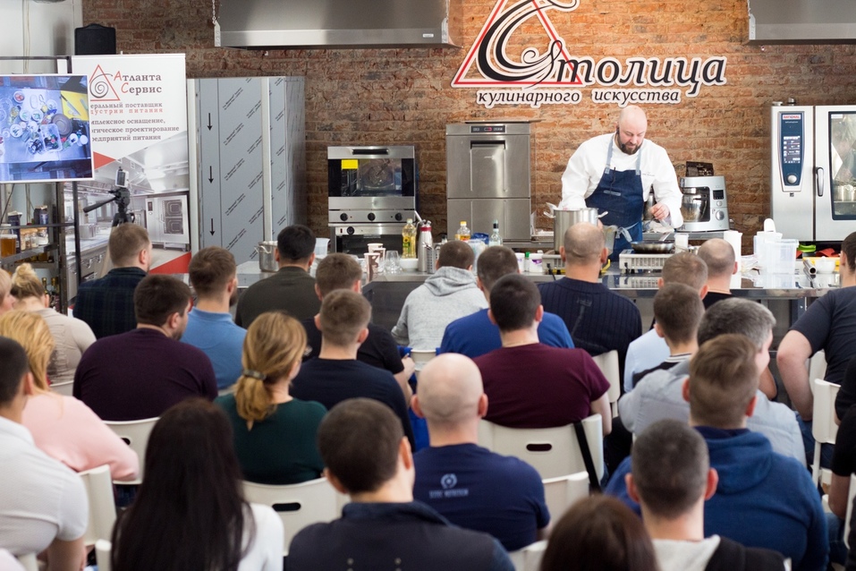 Шеф-повара со всей России представили блюда русской кухни в современной интерпретации
2 Шеф-повара со всей России представили блюда русской кухни в современной интерпретации
2