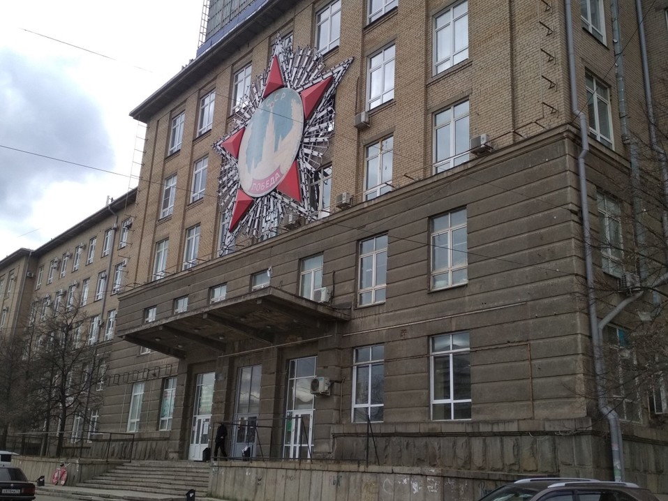 В Челябинске со здания Теплотеха сорвали все вывески. Как выглядит объект теперь 1 В Челябинске со здания Теплотеха сорвали все вывески. Как выглядит объект теперь 1