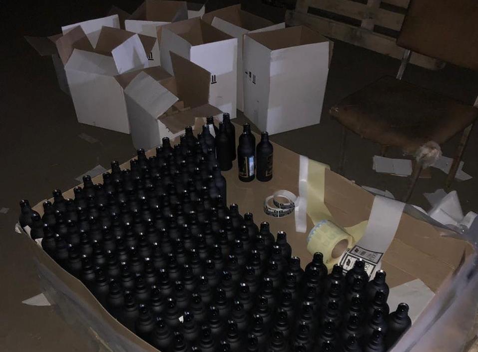 Готовились к праздникам. ФСБ накрыла нелегальное производство алкоголя под Екатеринбургом 1 Готовились к праздникам. ФСБ накрыла нелегальное производство алкоголя под Екатеринбургом 1