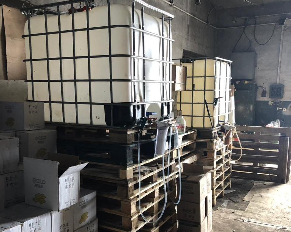 Готовились к праздникам. ФСБ накрыла нелегальное производство алкоголя под Екатеринбургом 2 Готовились к праздникам. ФСБ накрыла нелегальное производство алкоголя под Екатеринбургом 2