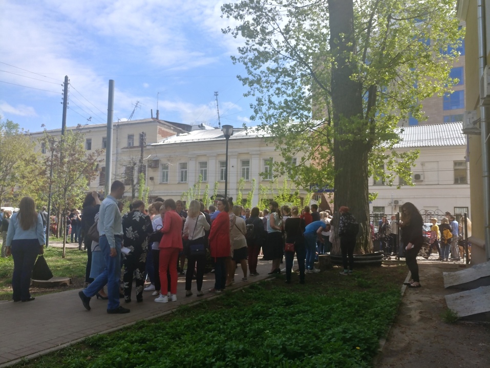 «Распускайте сотрудников по домам». В Нижнем Новгороде эвакуируют ТЦ и рынки 2 «Распускайте сотрудников по домам». В Нижнем Новгороде эвакуируют ТЦ и рынки 2