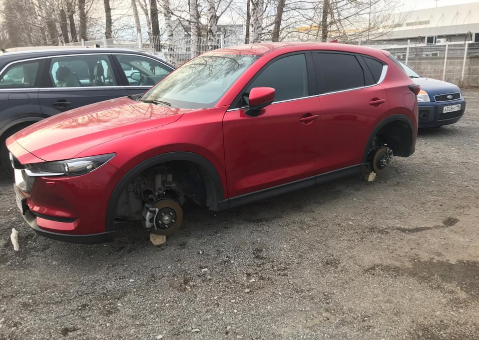 «Полное равнодушие». В аэропорту Кольцово на платной парковке снимают колеса с машин 4 «Полное равнодушие». В аэропорту Кольцово на платной парковке снимают колеса с машин 4