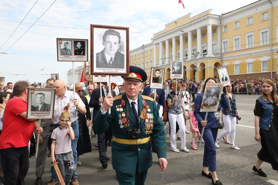 Более 35 тыс. нижегородцев приняли участие в шествии «Бессмертного полка» — ФОТО 2 Более 35 тыс. нижегородцев приняли участие в шествии «Бессмертного полка» — ФОТО 2