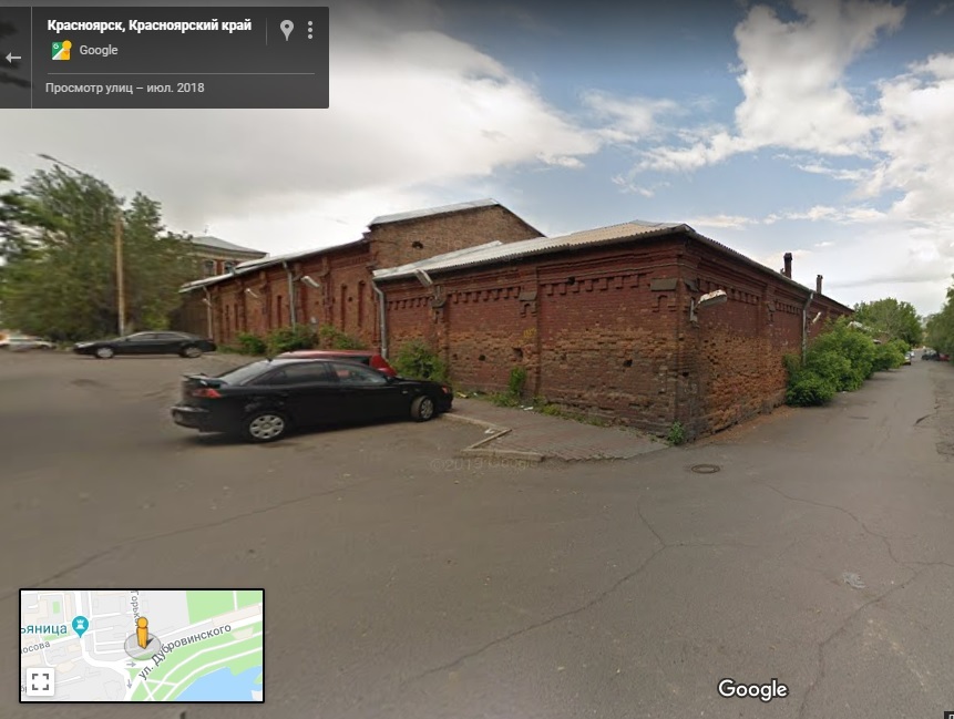 Кирпичную стену дореволюционной постройки в Красноярске закрыли печатным баннером 1 Кирпичную стену дореволюционной постройки в Красноярске закрыли печатным баннером 1