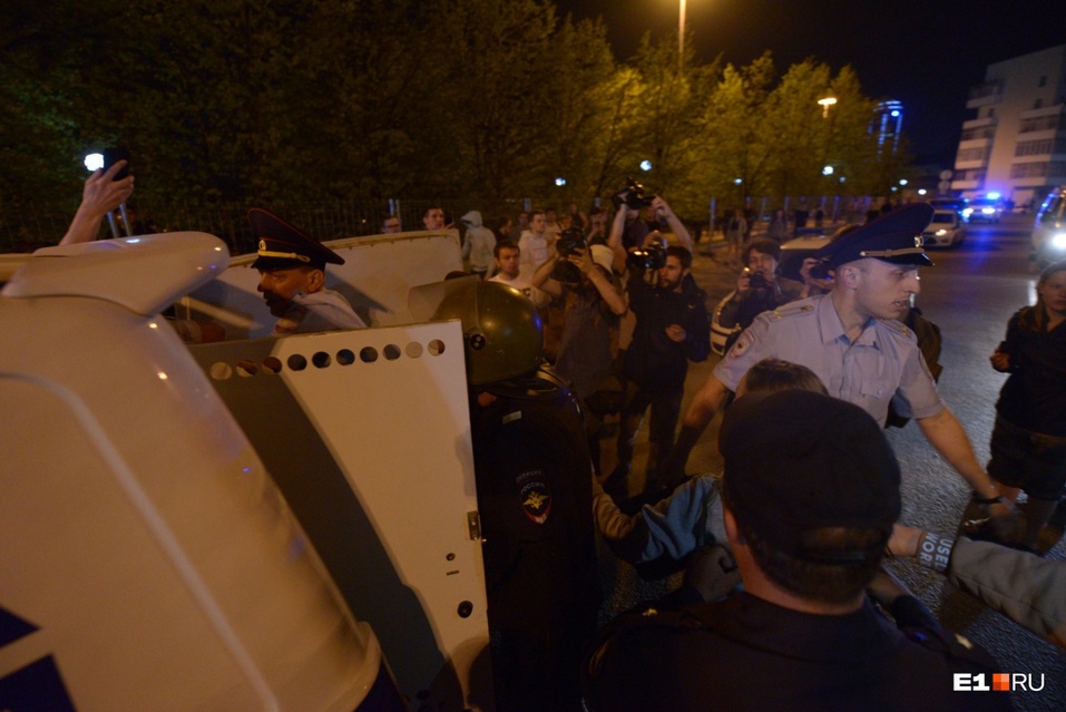 От обнимашек до ОМОНа. Противники храма в Екатеринбурге протестовали всю ночь 3 От обнимашек до ОМОНа. Противники храма в Екатеринбурге протестовали всю ночь 3