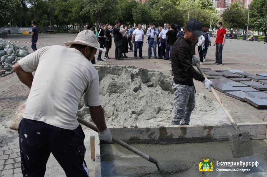 работы на площади Обороны работы на площади Обороны