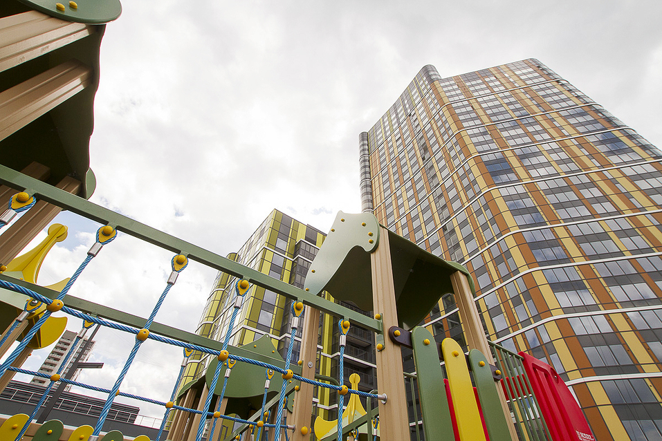 Фасад ЖК «Тринити» выполнен в стиле хайтек Фасад ЖК «Тринити» выполнен в стиле хайтек