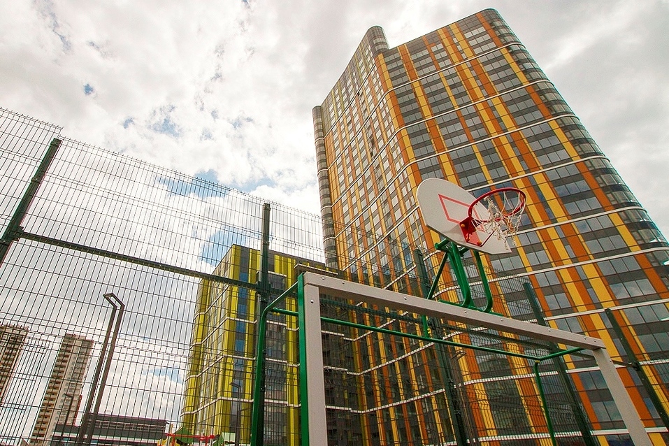 Во дворе зоны отдыха, рассчитанные на разный возраст и активность Во дворе зоны отдыха, рассчитанные на разный возраст и активность