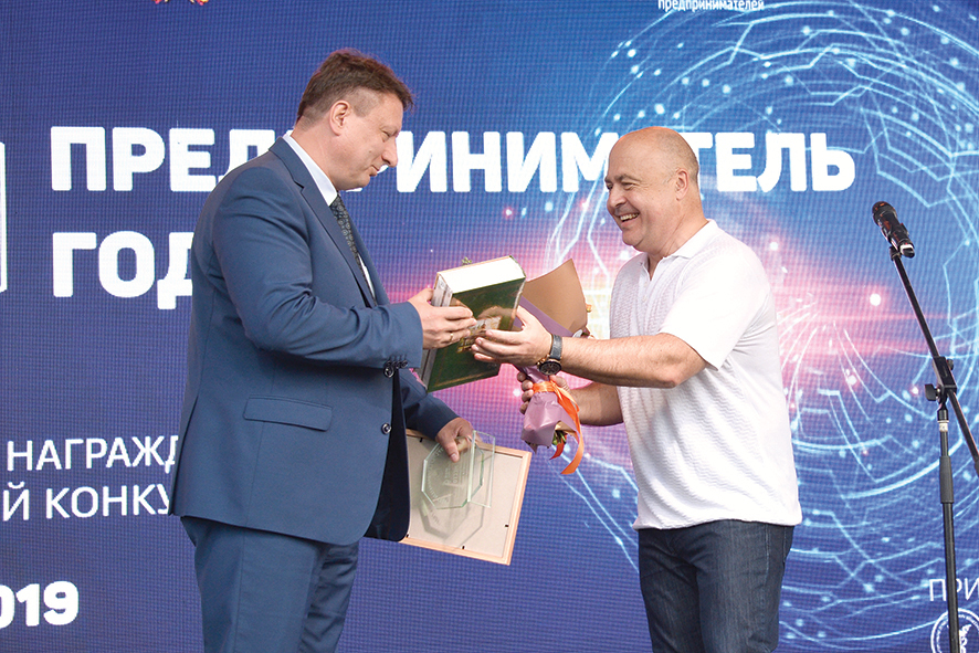 Локомотив социальной ответственности. Павел Солодкий вручил награду главе АПЗ 2 Локомотив социальной ответственности. Павел Солодкий вручил награду главе АПЗ 2