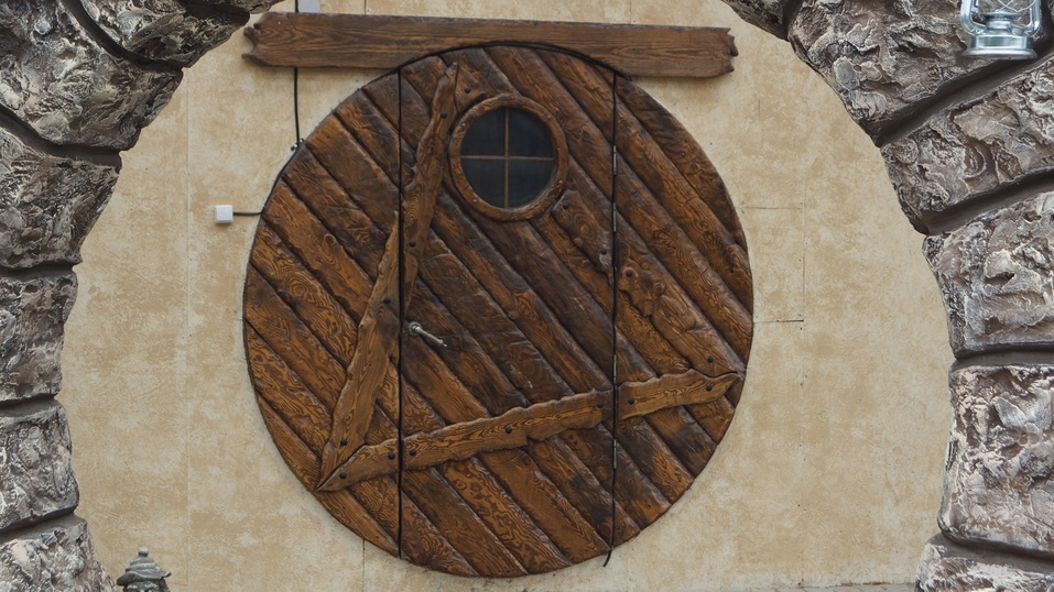 Под Челябинском построили домик хоббита, где будут угощать «закуской гнома»
3 Под Челябинском построили домик хоббита, где будут угощать «закуской гнома»
3