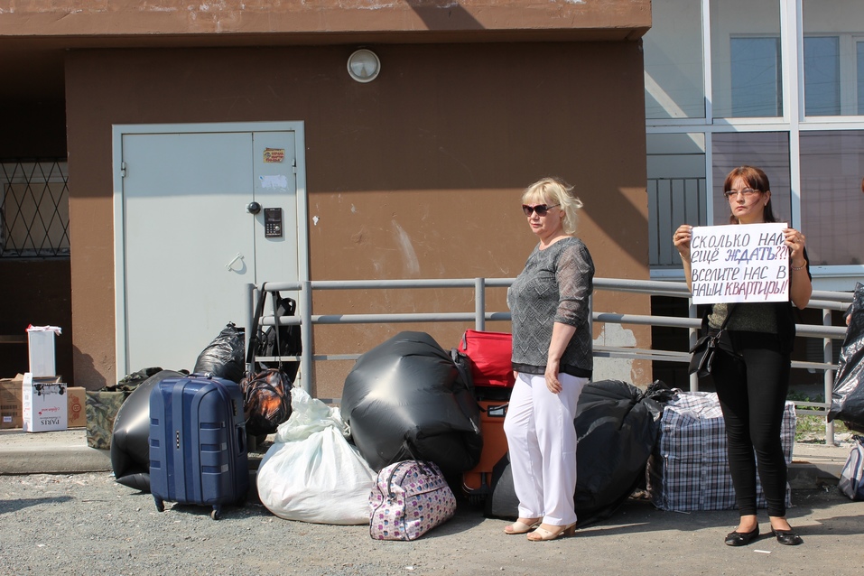 Разбитые окна и оборванные провода: почти готовый дом СК «Радуга» разворовывают 3 Разбитые окна и оборванные провода: почти готовый дом СК «Радуга» разворовывают 3