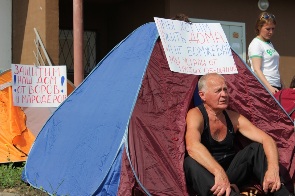 Разбитые окна и оборванные провода: почти готовый дом СК «Радуга» разворовывают 1 Разбитые окна и оборванные провода: почти готовый дом СК «Радуга» разворовывают 1