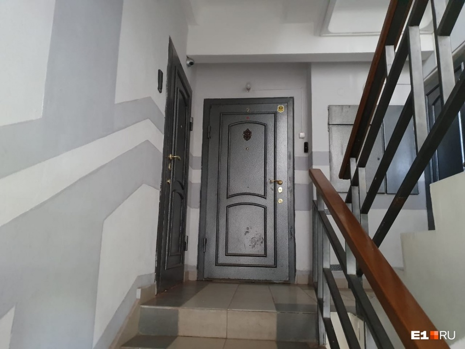 Уральский бизнесмен заложил вход в квартиру кирпичами, чтобы приставы не забрали жилье 1 Уральский бизнесмен заложил вход в квартиру кирпичами, чтобы приставы не забрали жилье 1