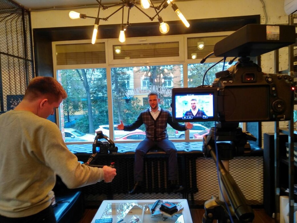 у меня была цель, и я не выпускал айфон из рук. Интервью, прямые эфиры, селфи. Все это выглядело дико. у меня была цель, и я не выпускал айфон из рук. Интервью, прямые эфиры, селфи. Все это выглядело дико.