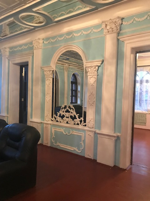 Колонны, мрамор и позолота. В Екатеринбурге продают сразу несколько особняков-дворцов 1 Колонны, мрамор и позолота. В Екатеринбурге продают сразу несколько особняков-дворцов 1