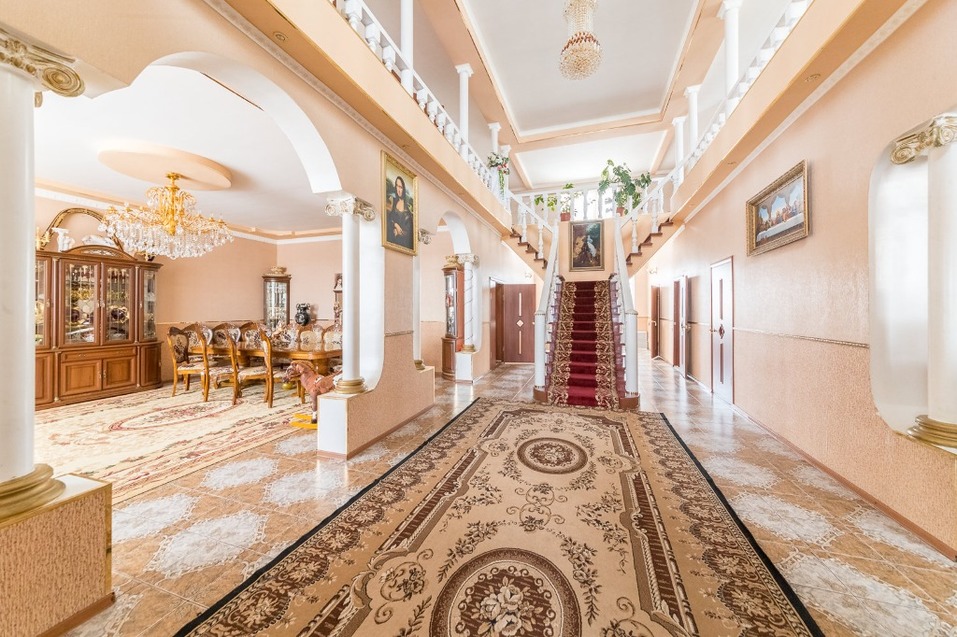 Интерьеры украшены картинами, люстрами и лестницами Интерьеры украшены картинами, люстрами и лестницами