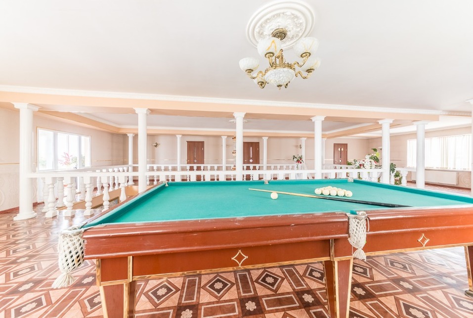 В доме есть бильярд и огромная люстра В доме есть бильярд и огромная люстра