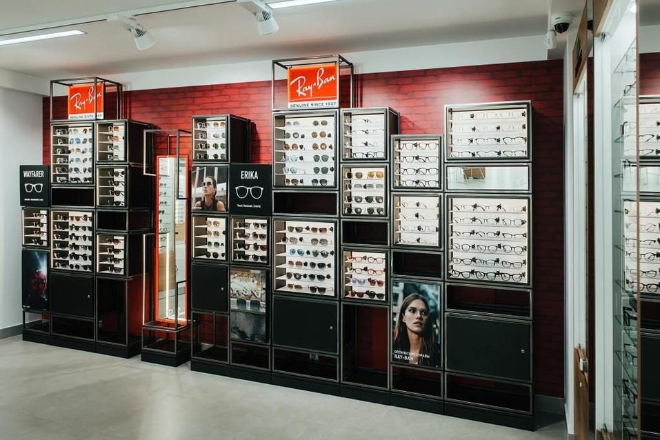 Фирменный корнер Ray-Ban в салоне оптики "Фокус" Фирменный корнер Ray-Ban в салоне оптики "Фокус"