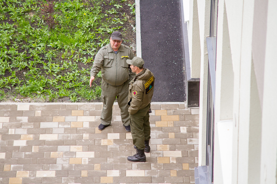 Два охранника Два охранника