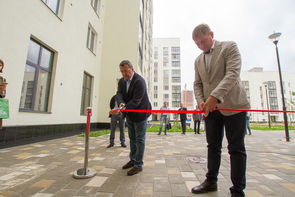 Перерезание красной ленточки Перерезание красной ленточки